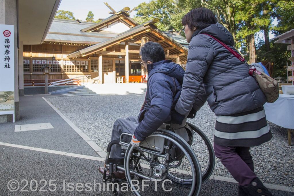 舗装された車いす対応の本殿への道