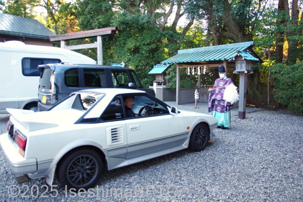 自家用車に乗って祈祷を受けるようす