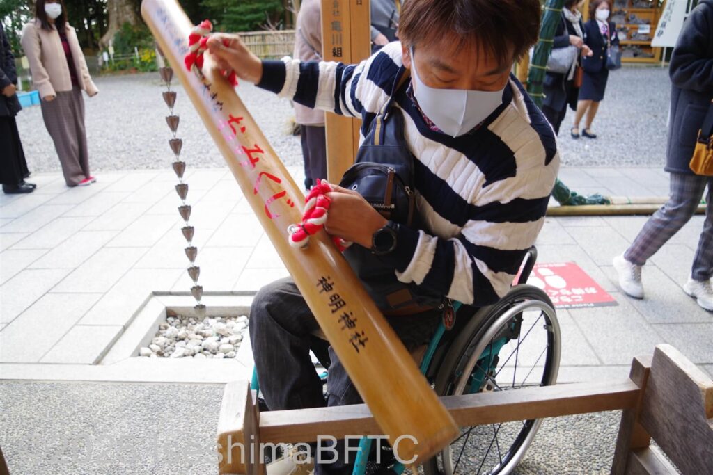 神明神社でおみくじを引く