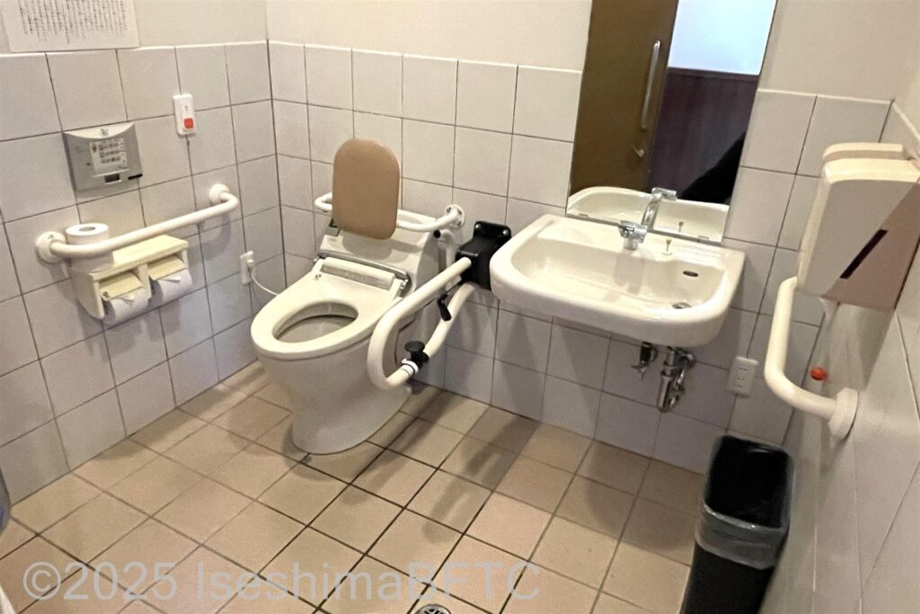 車いす対応トイレ内観