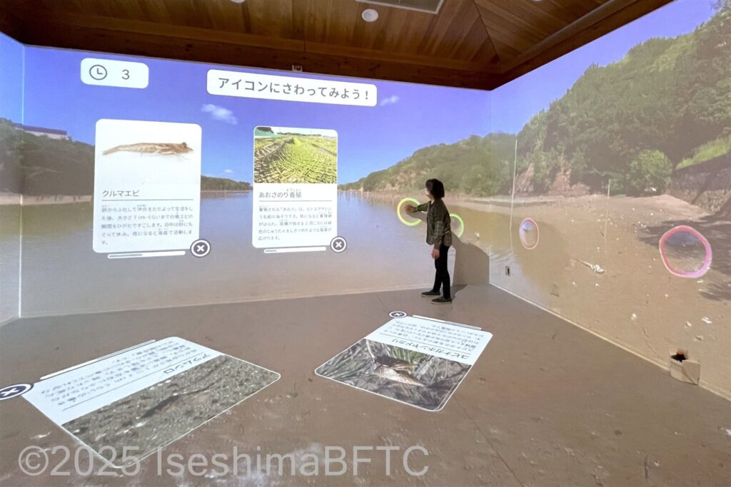 VRシアタールームにてディスプレイに触れる様子