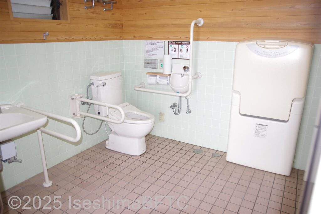 車いす対応トイレ内観