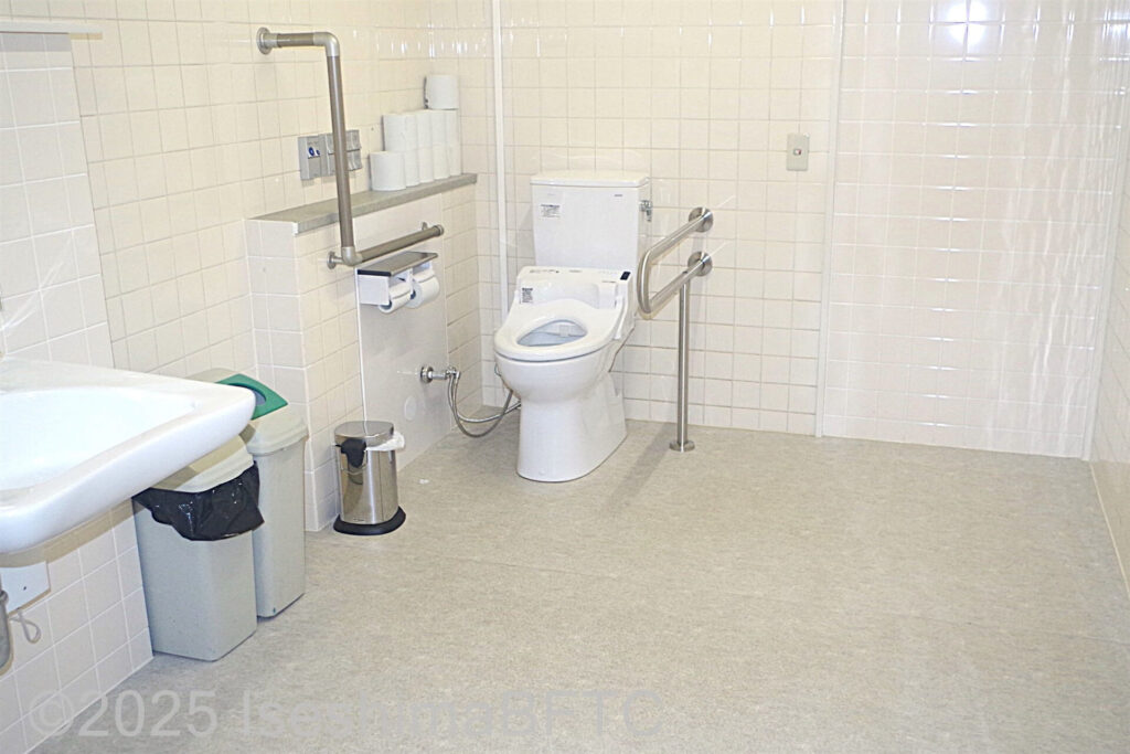 車いす対応トイレ内観