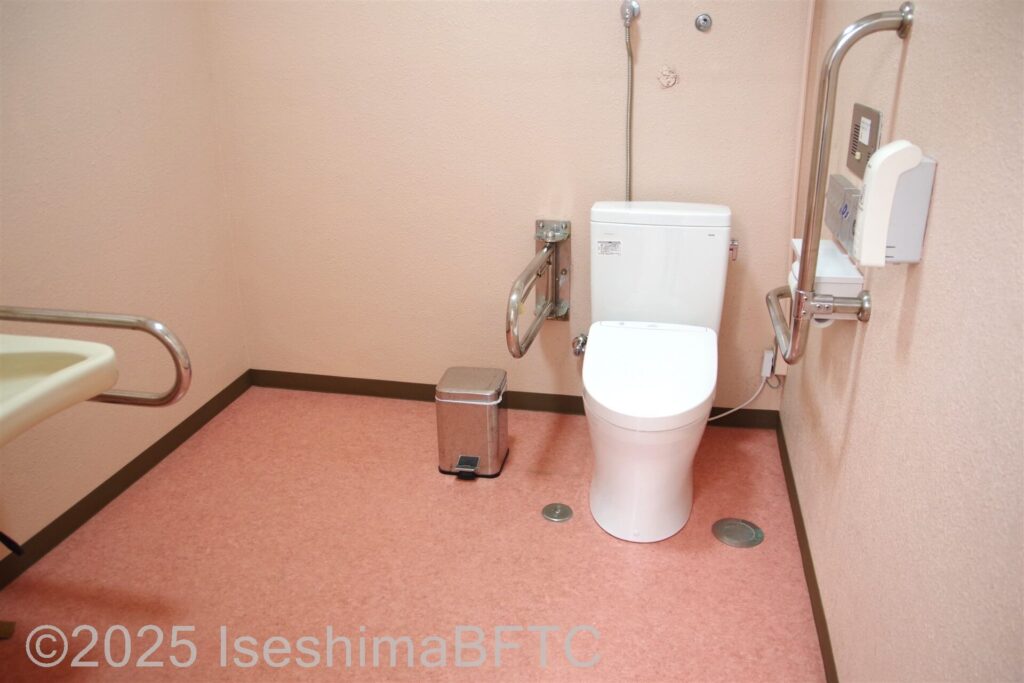 車いす対応トイレ内観