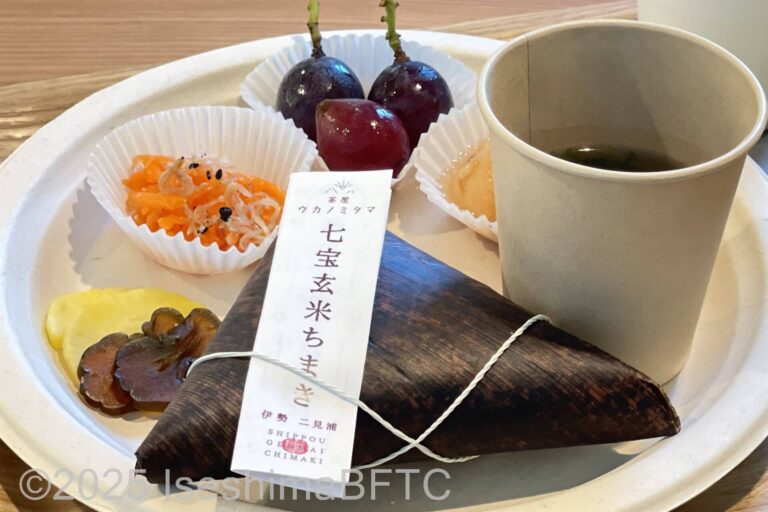 丸型プレートにのった、七宝玄米ちまき、果物、コップに入った飲み物等