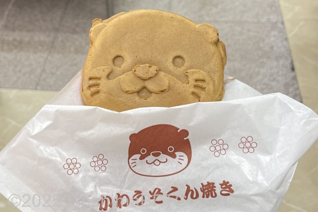 紙で包まれた茶色のかわうそくん焼き