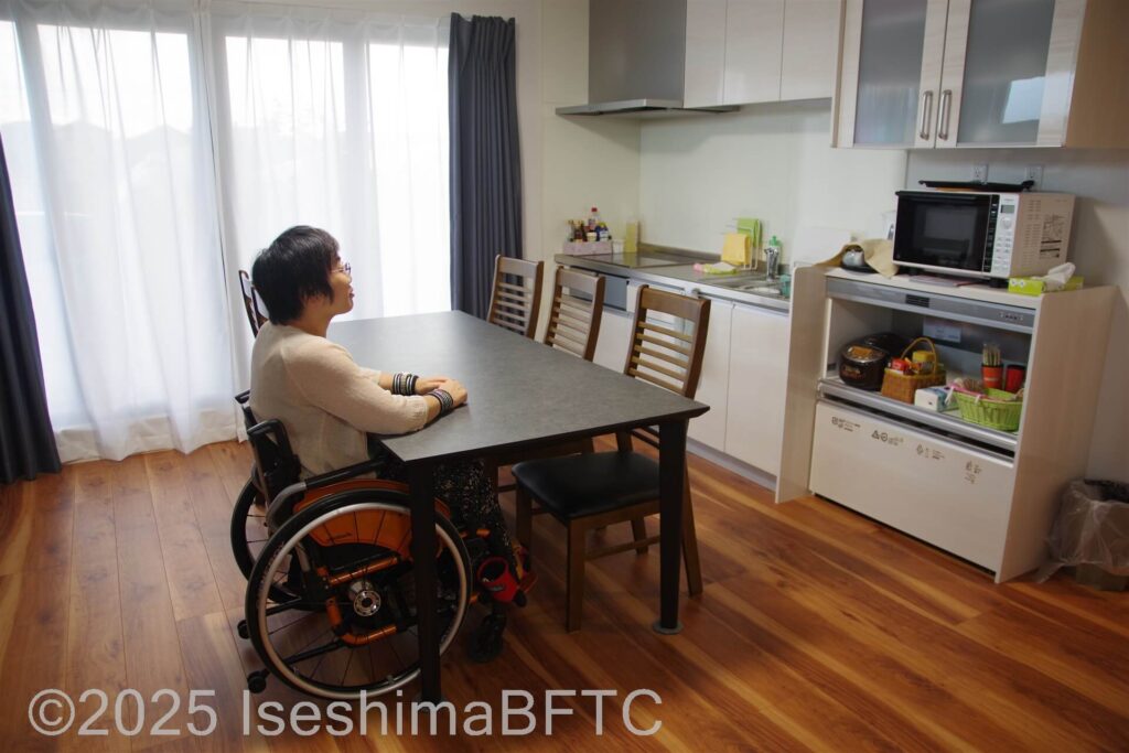 テーブルに向かう車いす利用者