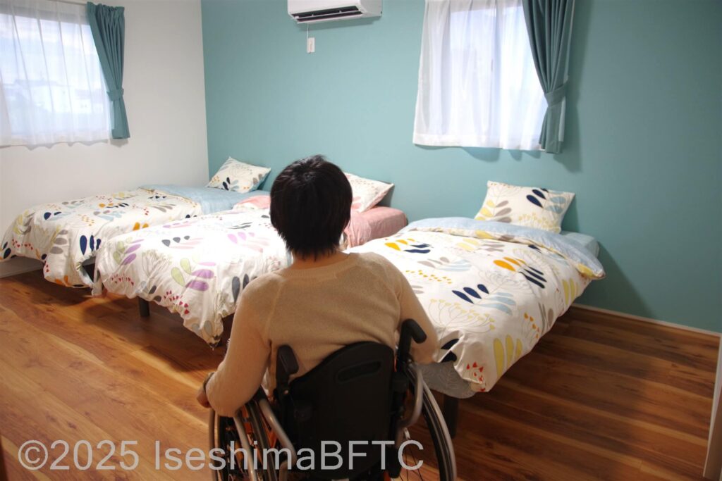 エアコン、3台のベッドと、窓2つが付いた緑色の部屋