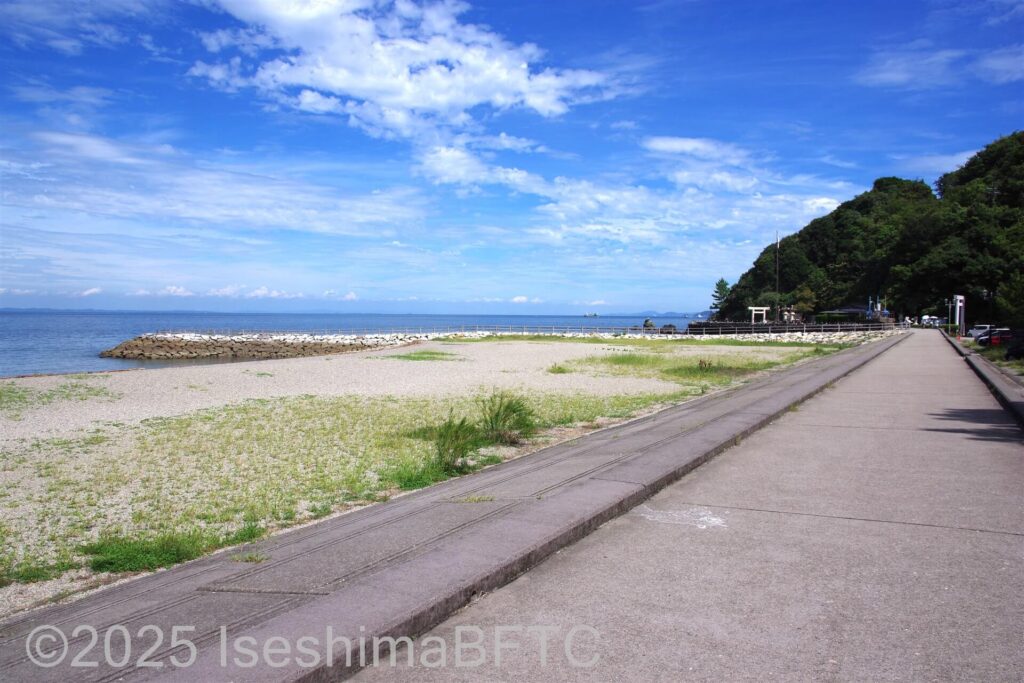青空の二見浦海岸の堤防の様子