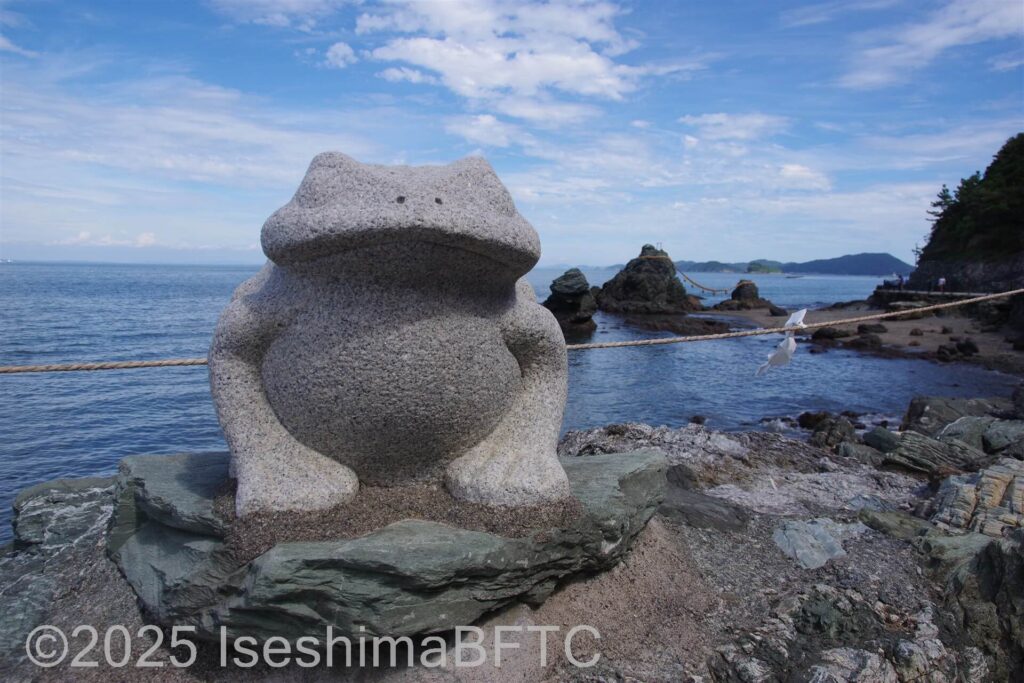 境内のあちこちにある蛙の置物