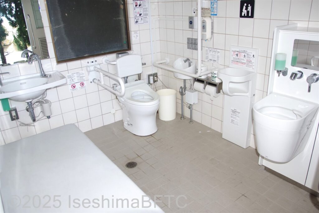 車いす対応トイレ内観