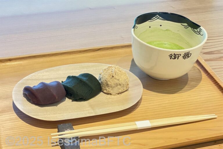 器にのった3種のお福餅、抹茶、お箸
