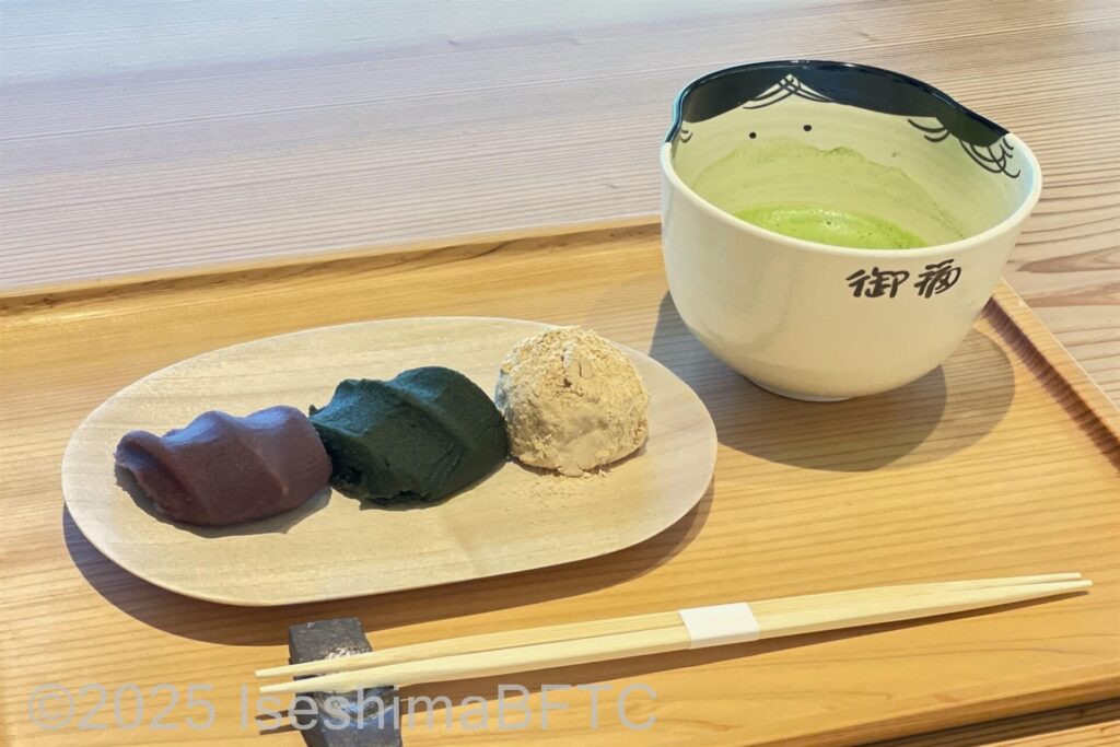 器にのった3種のお福餅、抹茶、お箸