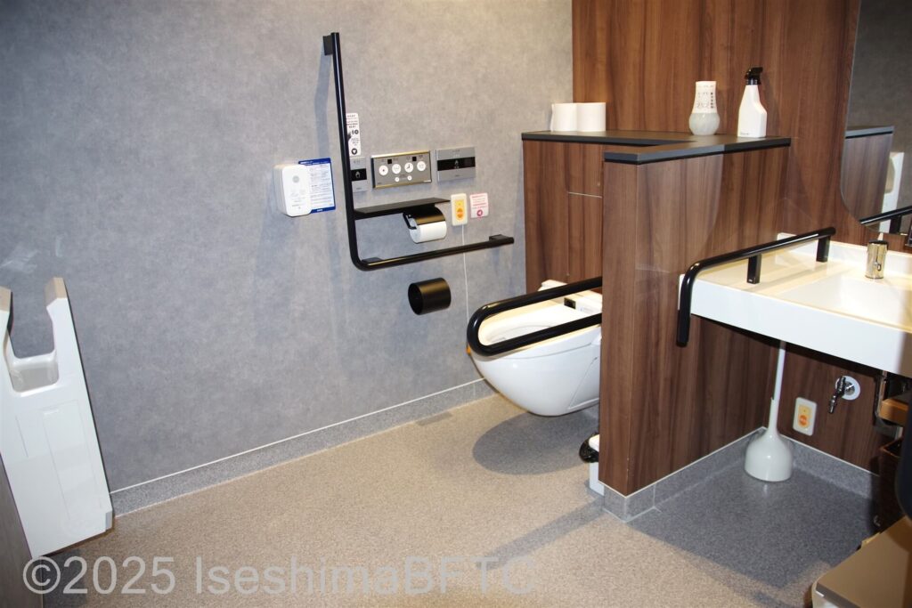 車いす対応トイレ内観