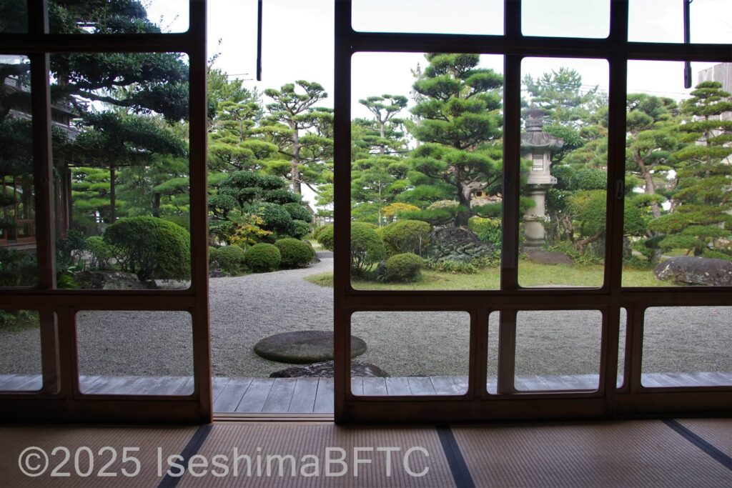 ことぶきの間から庭園を眺めたようす