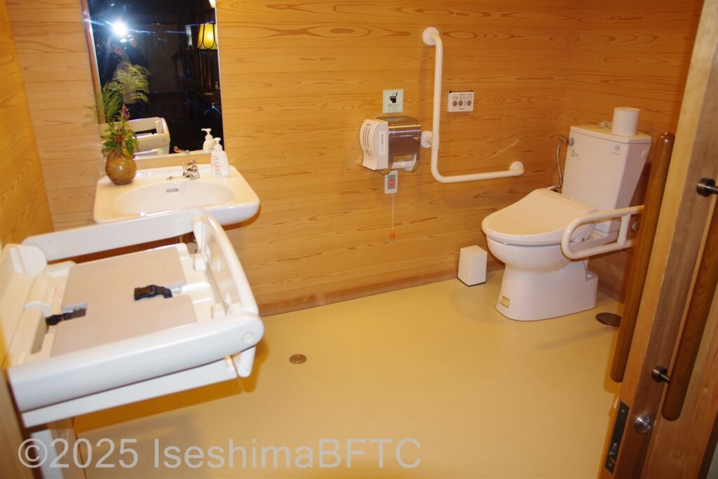 車いす対応トイレ内部