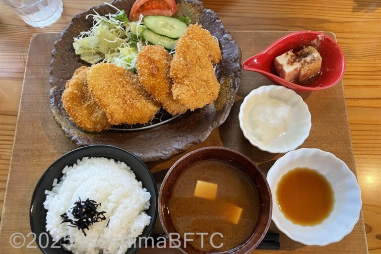 ごはん、味噌汁、揚げ物のセットメニュー