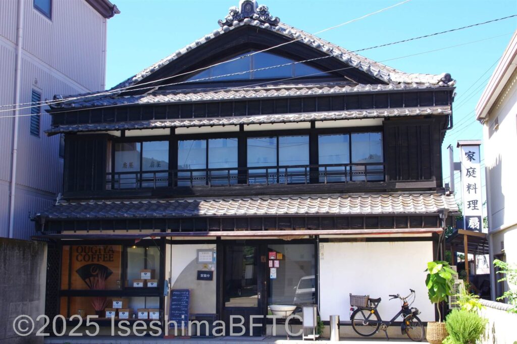 2階建ての建物の正面からの様子