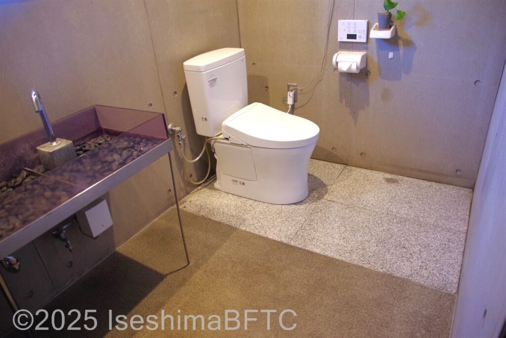 トイレ内観。手すりはないが、中は広い