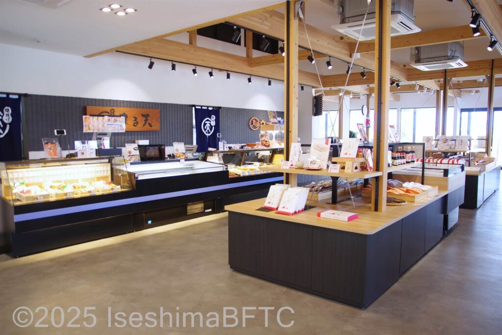 商品が陳列されたた店内と広い店内通路