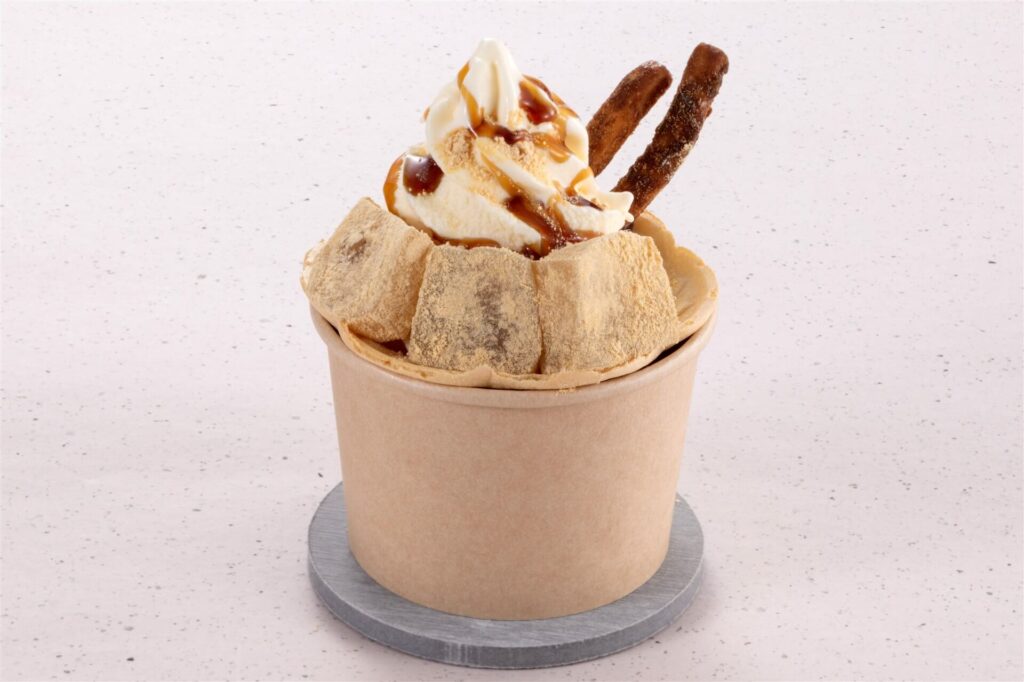 わらび餅とアイスクリームがカップに入ったスイーツ