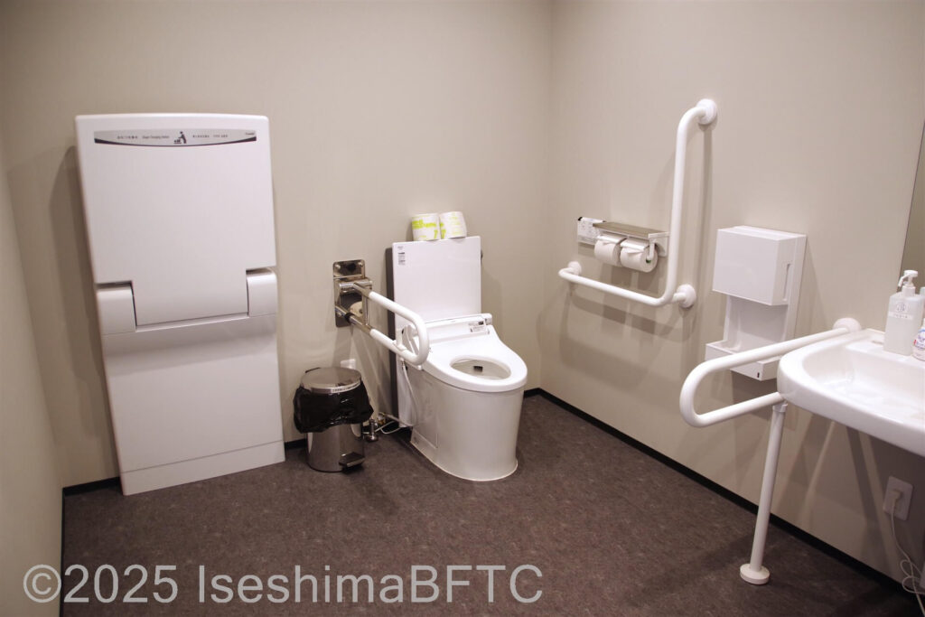 車いす対応トイレ内観