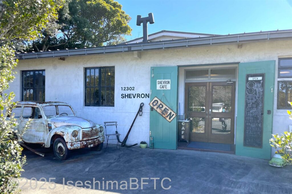レトロな車が置かれた店舗外観の様子