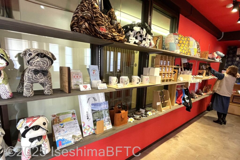 雑貨やペット用品が並ぶ店内