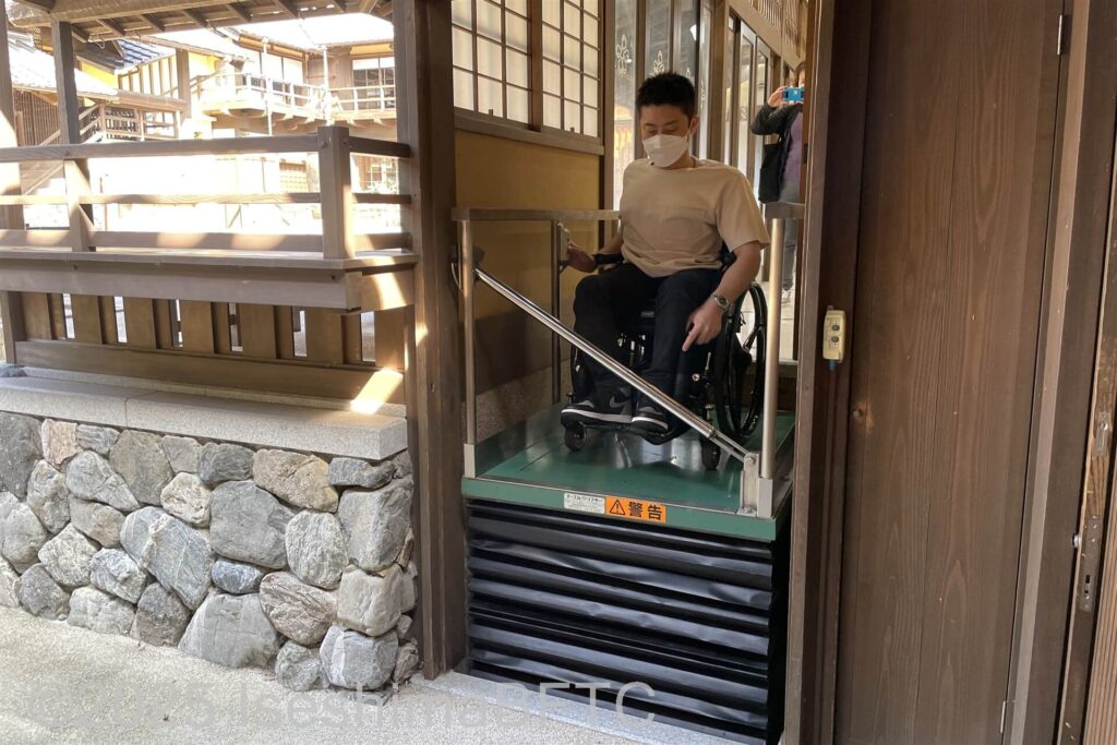昇降機を使う車いす利用者