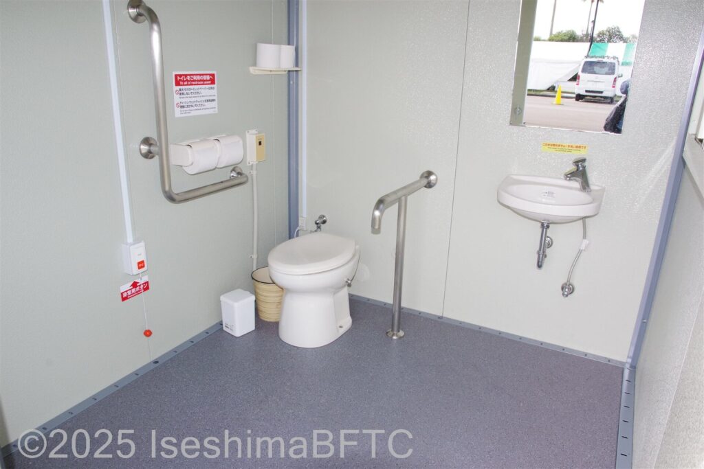仮設の車いす対応トイレ内部のようす