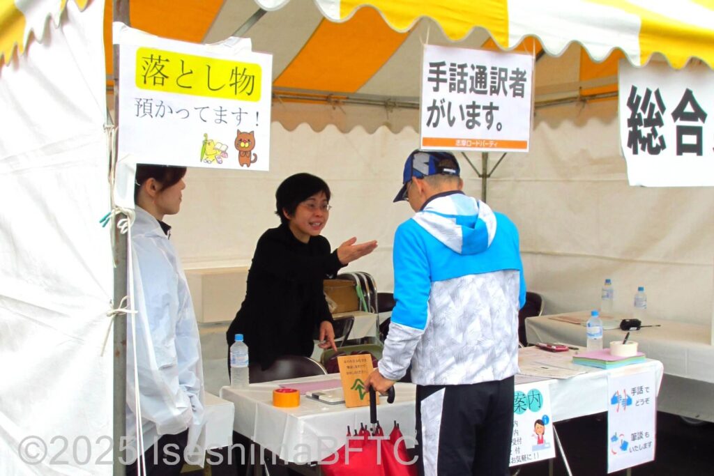 総合案内所で手話対応を行う手話通訳