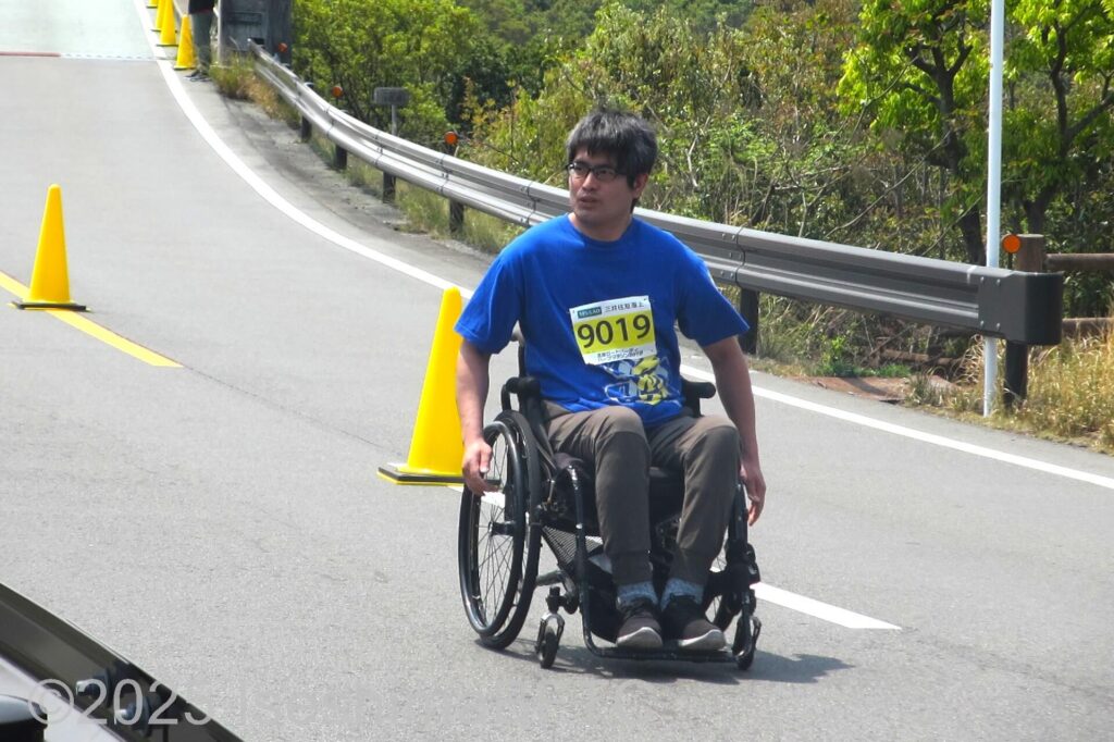 一人で走っている車いす選手