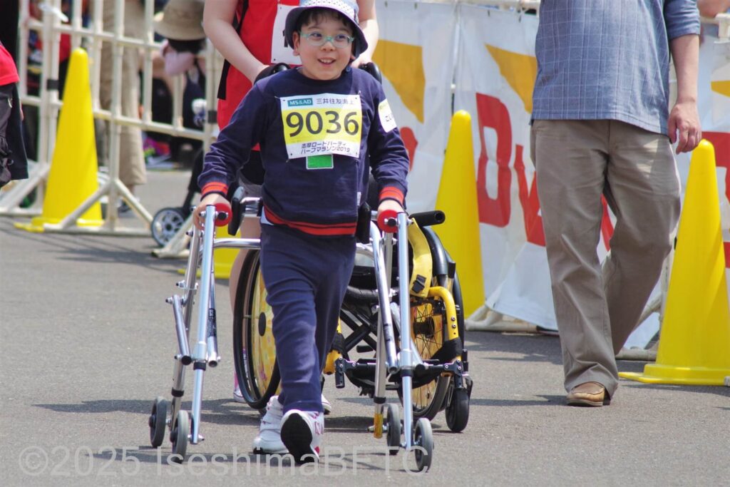 ゴール前で車いすを歩行器に替えてゴールを目指す選手