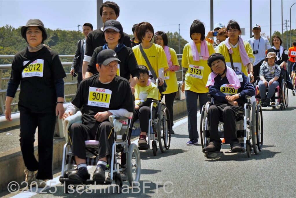 家族や施設スタッフと一緒に参加する選手