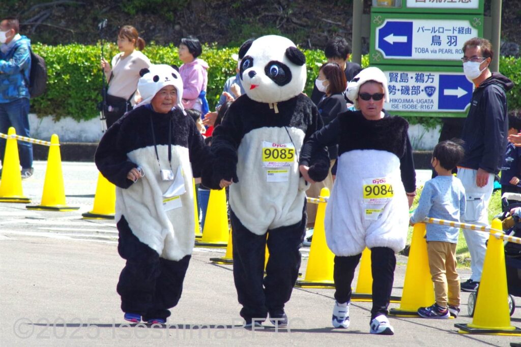 パンダの着ぐるみで走る選手と家族