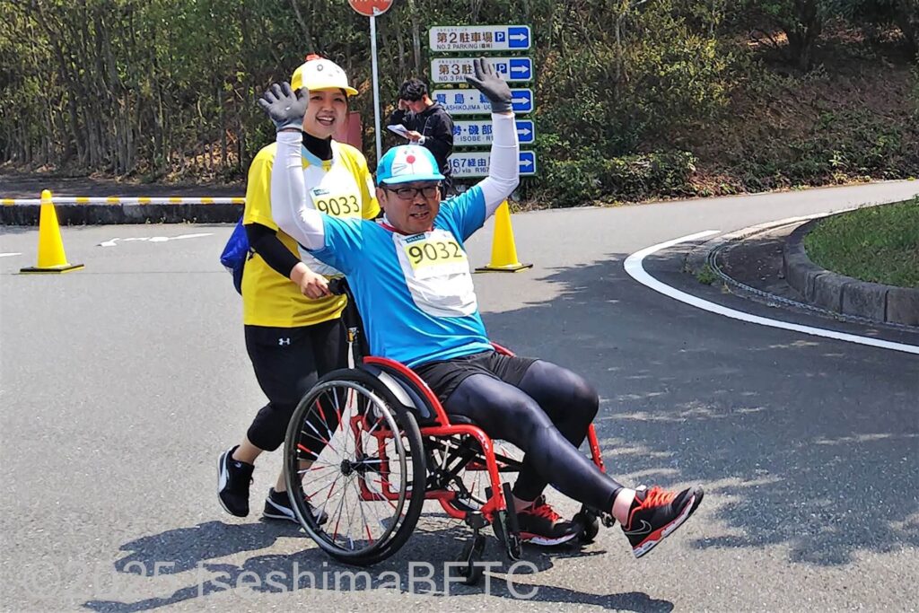 ドラえもんの仮装で参加した車いす使用の選手と、ドラミちゃんの仮装をした伴走者