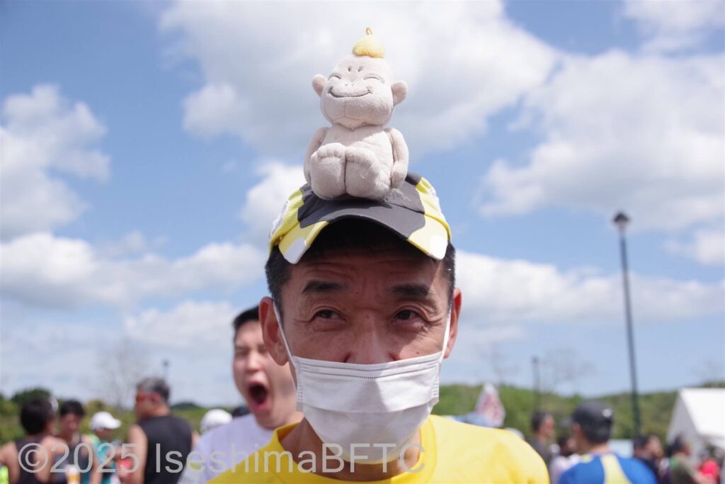 ビリケンさんのぬいぐるみを頭に乗せて
