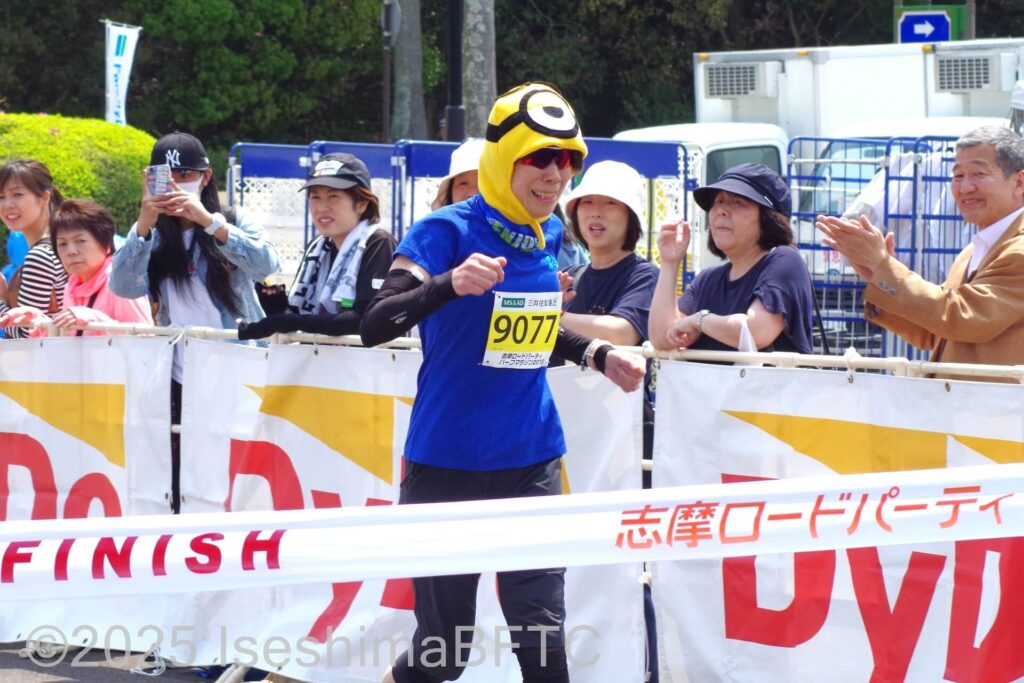 ミニオンの仮装で走る選手