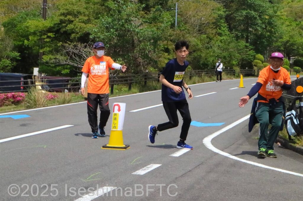 折り返し地点のパイロンを回るバリアフリーパーティランの選手