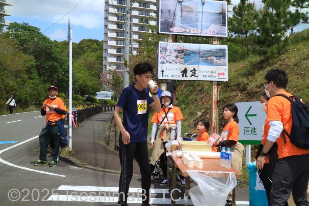 給水所で水を飲む選手