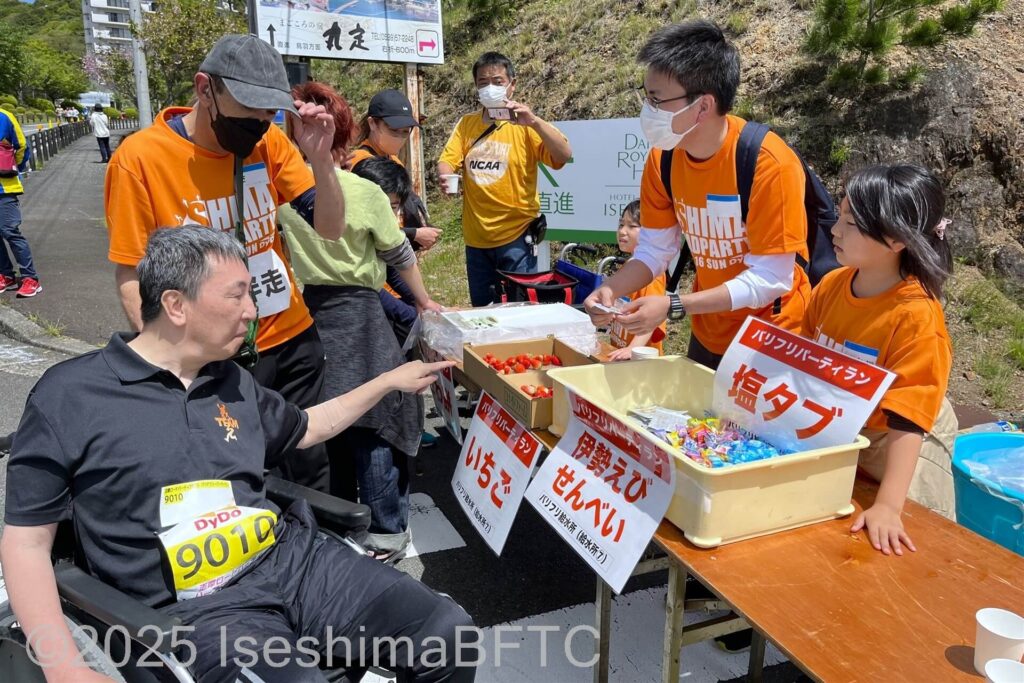 給水所で水を飲む選手