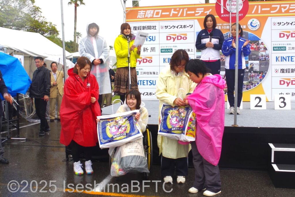 2014年のバリアフリー特別賞表彰のようす　雨の中での表彰式でした