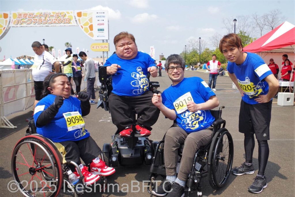 ガッツポーズを取る車いす選手たち