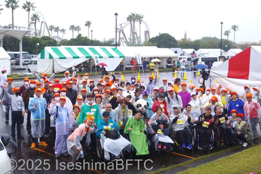 雨の中でもたくさんの参加者全員で記念撮影