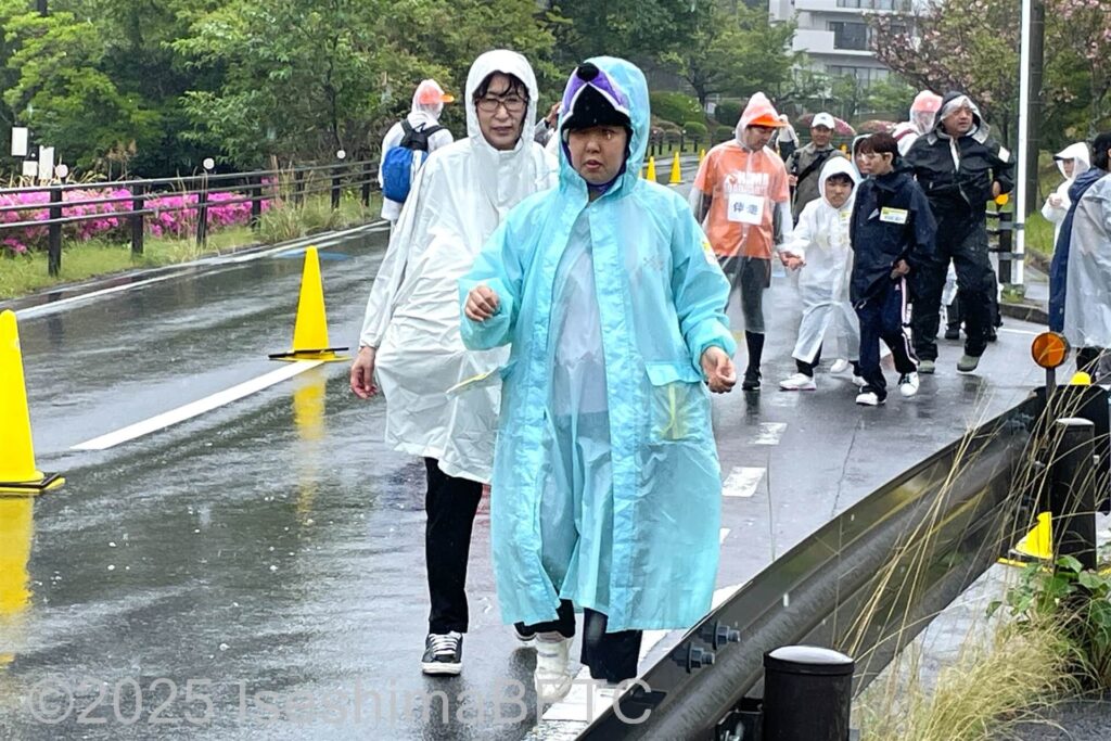 あいにくの雨だけど楽しそうな参加者
