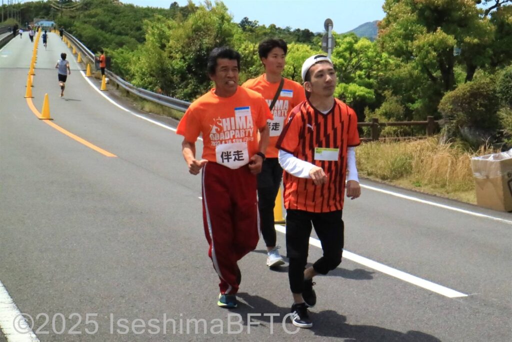 参加者と一緒に一生懸命走るボランティア