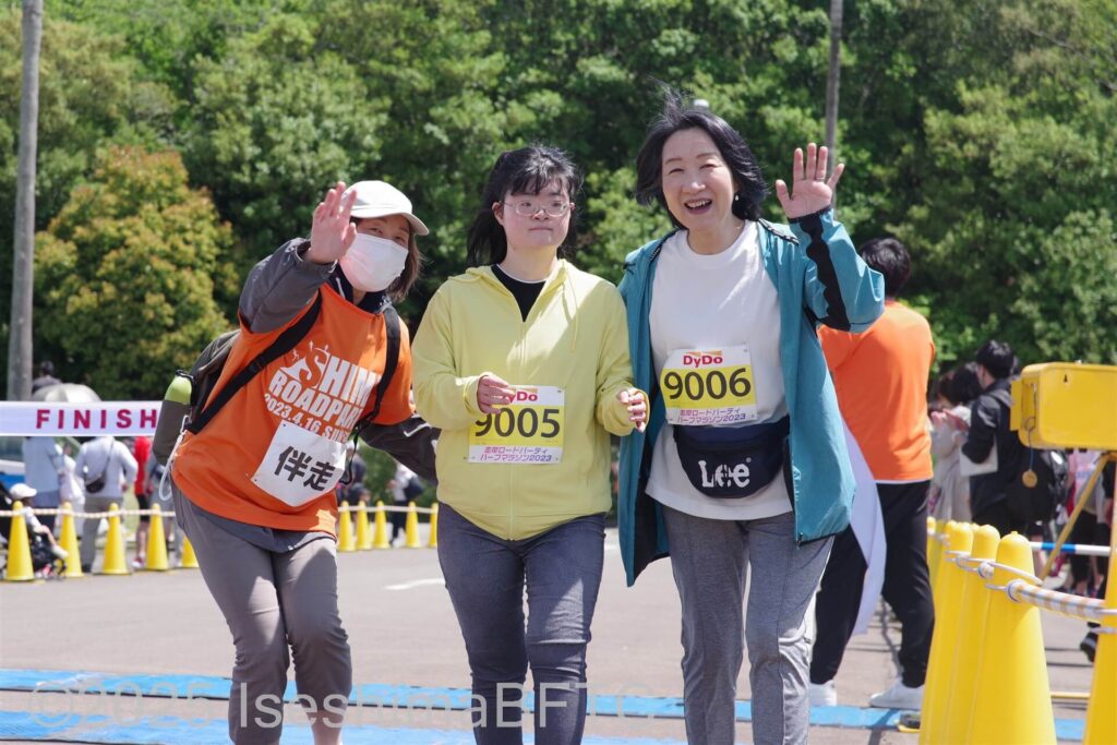 親子で参加の選手と一緒に記念撮影のボランティア