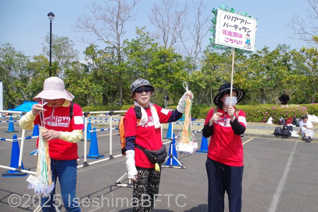 完走賞を渡す準備をしているボランティア