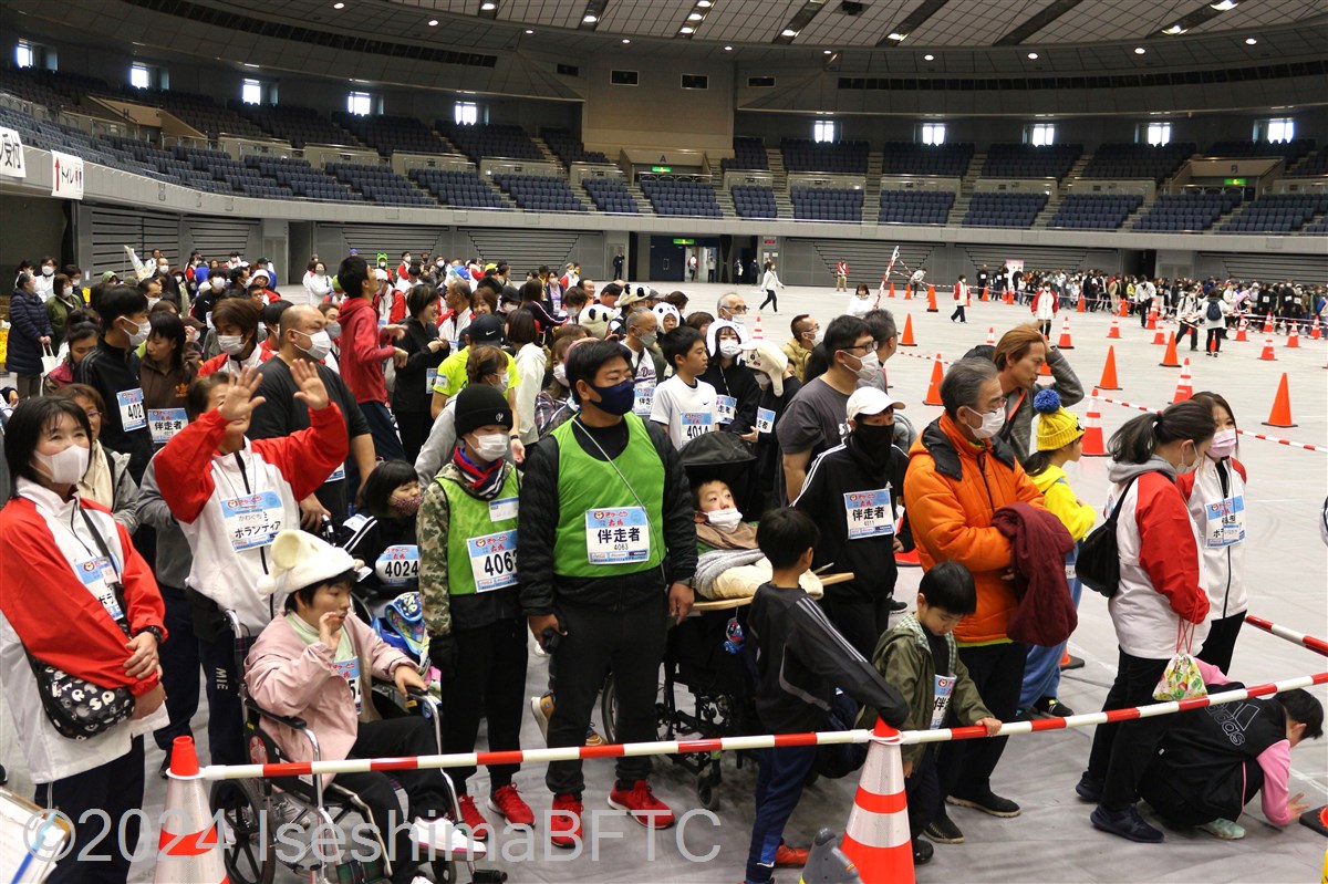 イベントを見ているバリアフリーランの選手たち