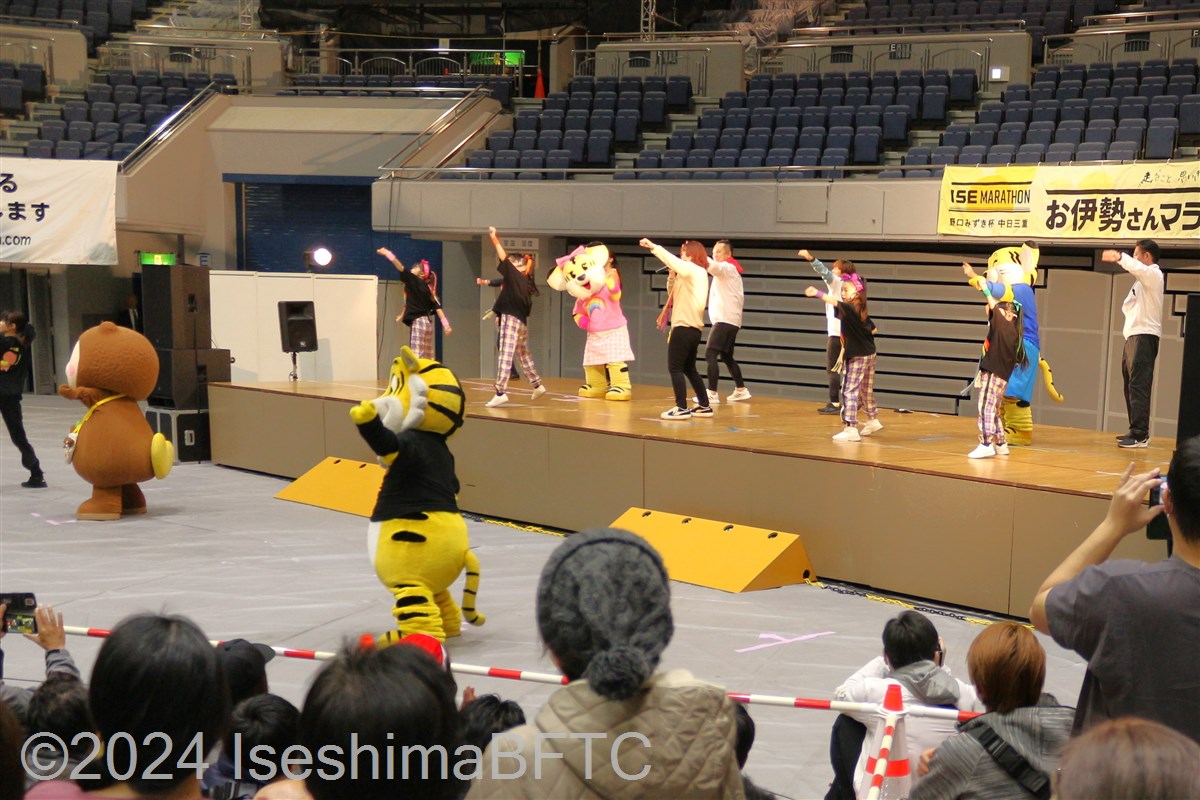 ステージでの、ゆるキャラを交えたダンス
